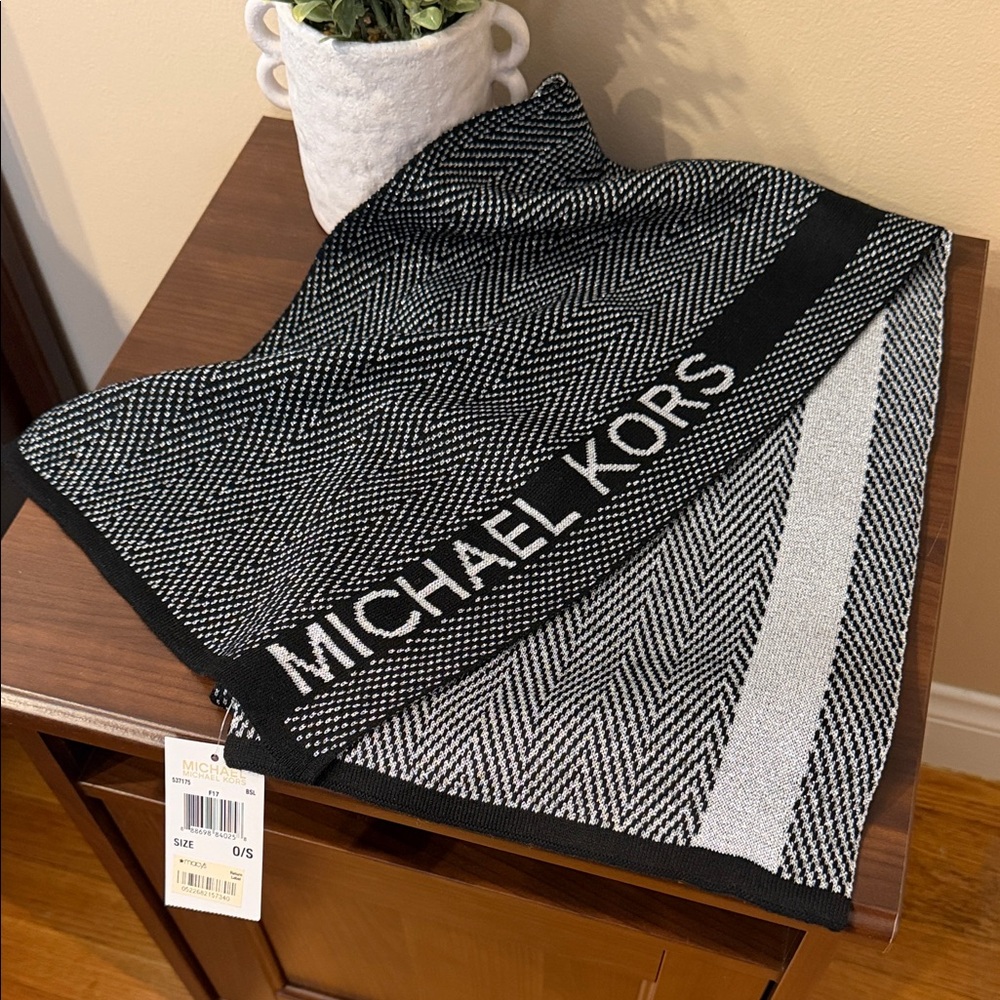 NEW WITH TAGS Michael Kors Black and White Knit Scarf